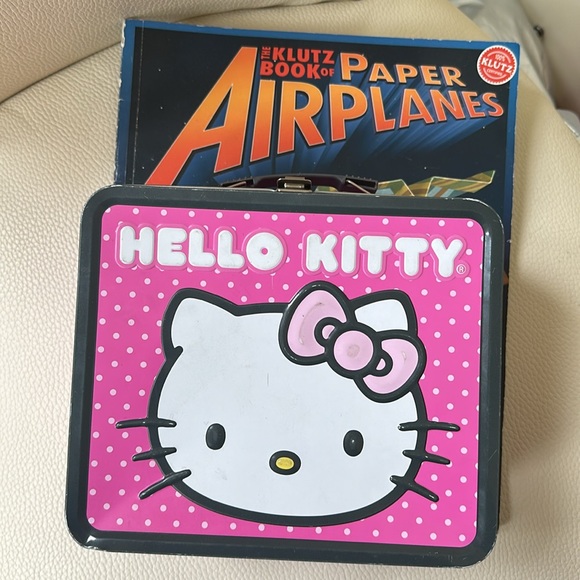 Hello Kitty Lunchbox 😺+ Notebook + Klutz Book of Best Paper Airplanes 🛩️ EUC - Picture 4 of 16